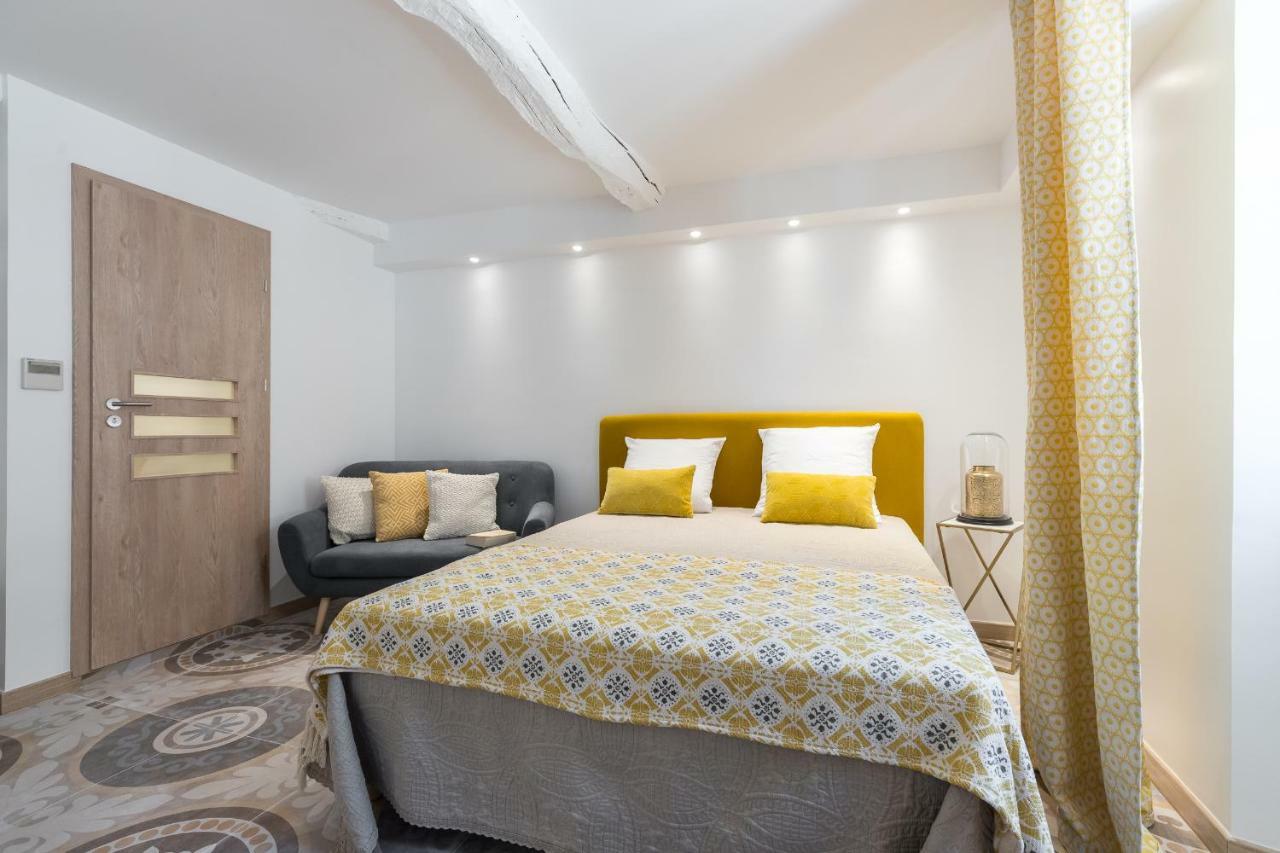 Flat Apartment *